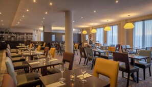 Breakfast, lunch, dinner served; Irish cuisine 