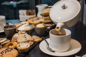 Breakfast, lunch, dinner served; Irish cuisine 