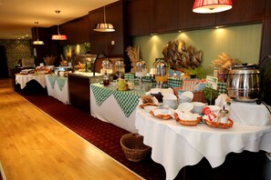 Daily full breakfast (GBP 12.95 per person)