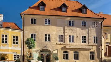 A hotel with a traditional facade, multiple windows, and a sign reading "Bellevue Hotel".