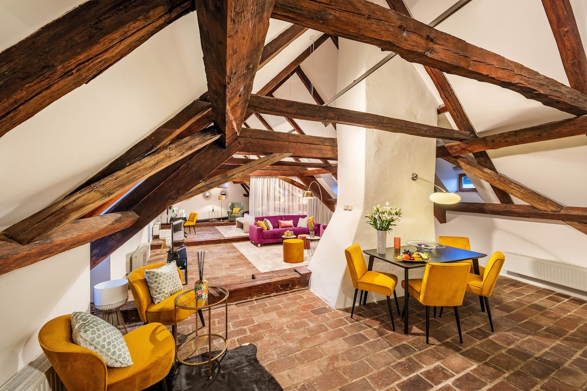 presidential suite (bellevue diamond) | living area | lcd tv