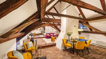 Presidential Suite (Bellevue Diamond) | Living area | LCD TV