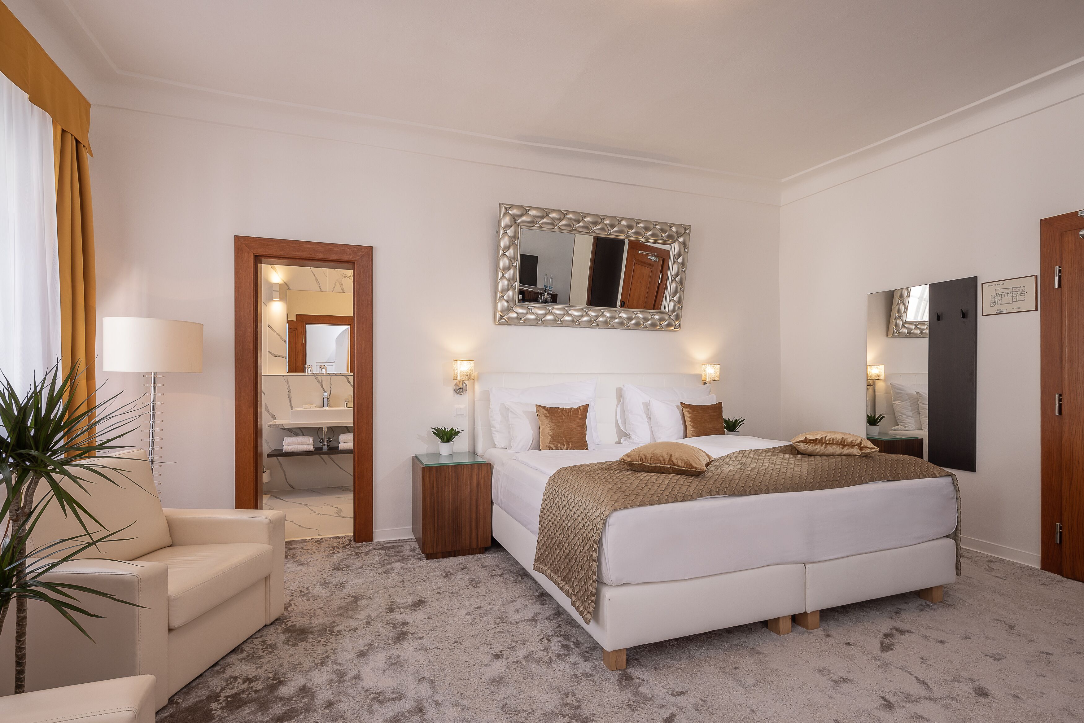 junior suite | 1 bedroom, hypo-allergenic bedding, memory-foam beds, in-room safe