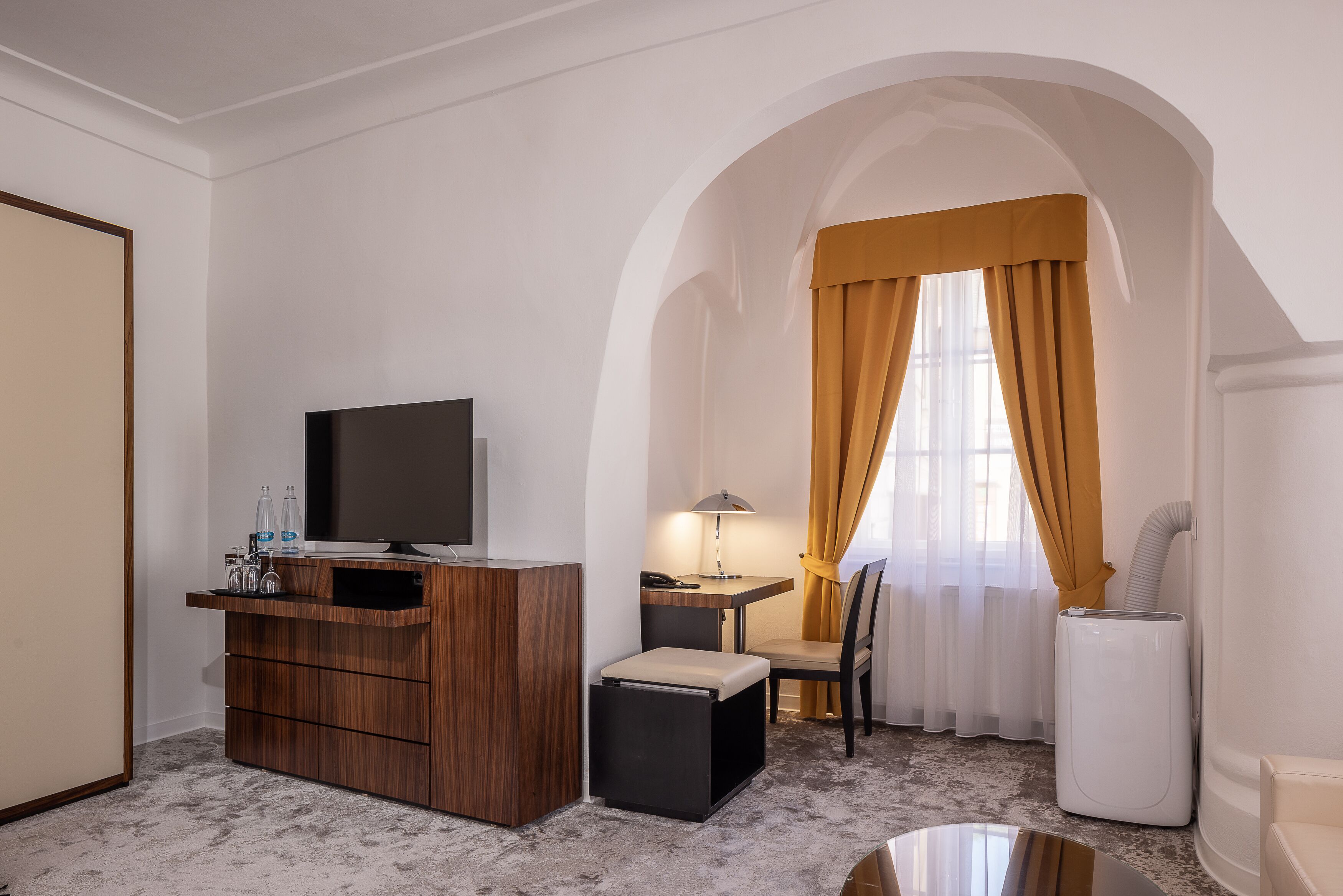 junior suite | 1 bedroom, hypo-allergenic bedding, memory-foam beds, in-room safe