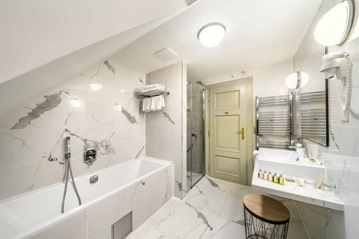 presidential suite (bellevue diamond) | bathroom | shower, hair dryer, towels