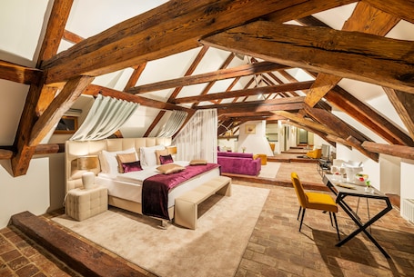 Presidential Suite (Bellevue Diamond) | Hypo-allergenic bedding, memory foam beds, in-room safe, desk. Bellevue hotel Český Krumlov