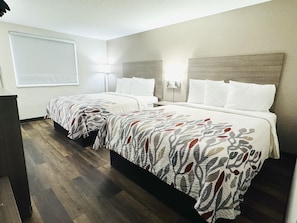 Chambre Deluxe, 2 grands lits, non-fumeur | Bureau, rideaux dâobscurcissement, fer et planche Ă repasser
