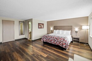 Escritorio, cortinas blackout y tabla de planchar con plancha