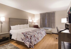 Escritorio, cortinas blackout y tabla de planchar con plancha 