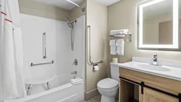 Habitación Deluxe, 1 cama de matrimonio grande, accesible para personas con discapacidad | Baño | Secador de pelo y toallas