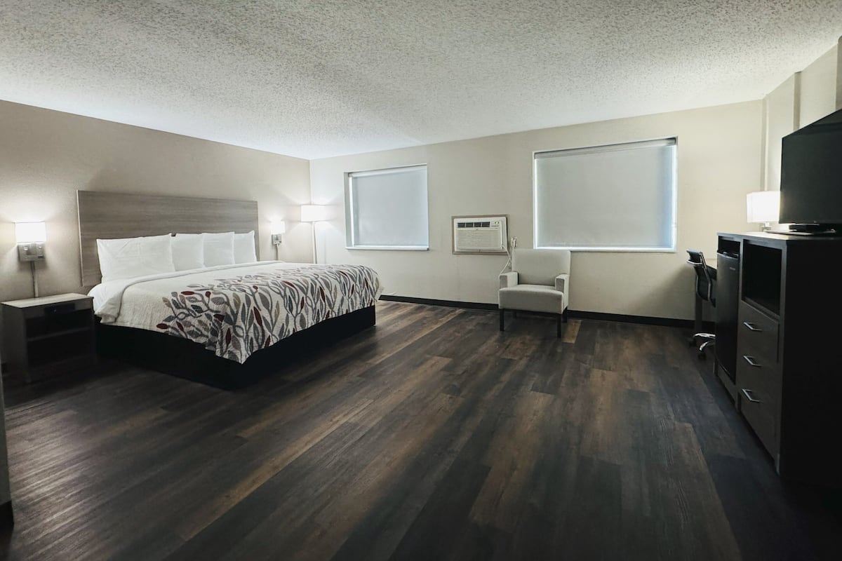 Chambre supĂ©rieure, 1 trĂšs grand lit, non-fumeur | Bureau, rideaux dâobscurcissement, fer et planche Ă repasser