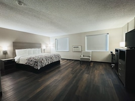 Escritorio, cortinas blackout y tabla de planchar con plancha 