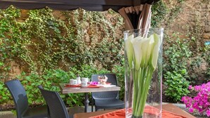 Outdoor dining - Hotel Aurora (Florence)