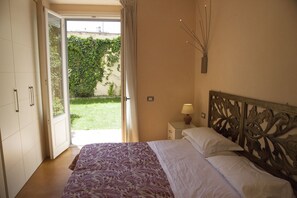 Deluxe Double or Twin Room, Garden Area | Minibar, in-room safe, desk, soundproofing - Hotel Aurora (Florence)