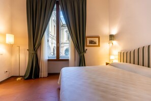 高級客房 | 記憶棉床墊、迷你吧、房內夾萬、書桌