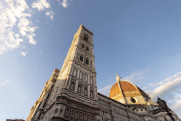 A tall, ornate building with intricate architectural details and a dome. - La Casa del Ghiberti B&B (Florence)