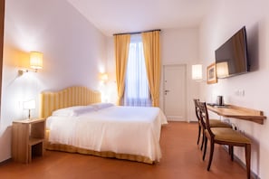 Doppelzimmer zur Einzelnutzung, eigenes Bad | Betten mit Memory-Foam-Matratzen, Minibar, Zimmersafe, Schreibtisch