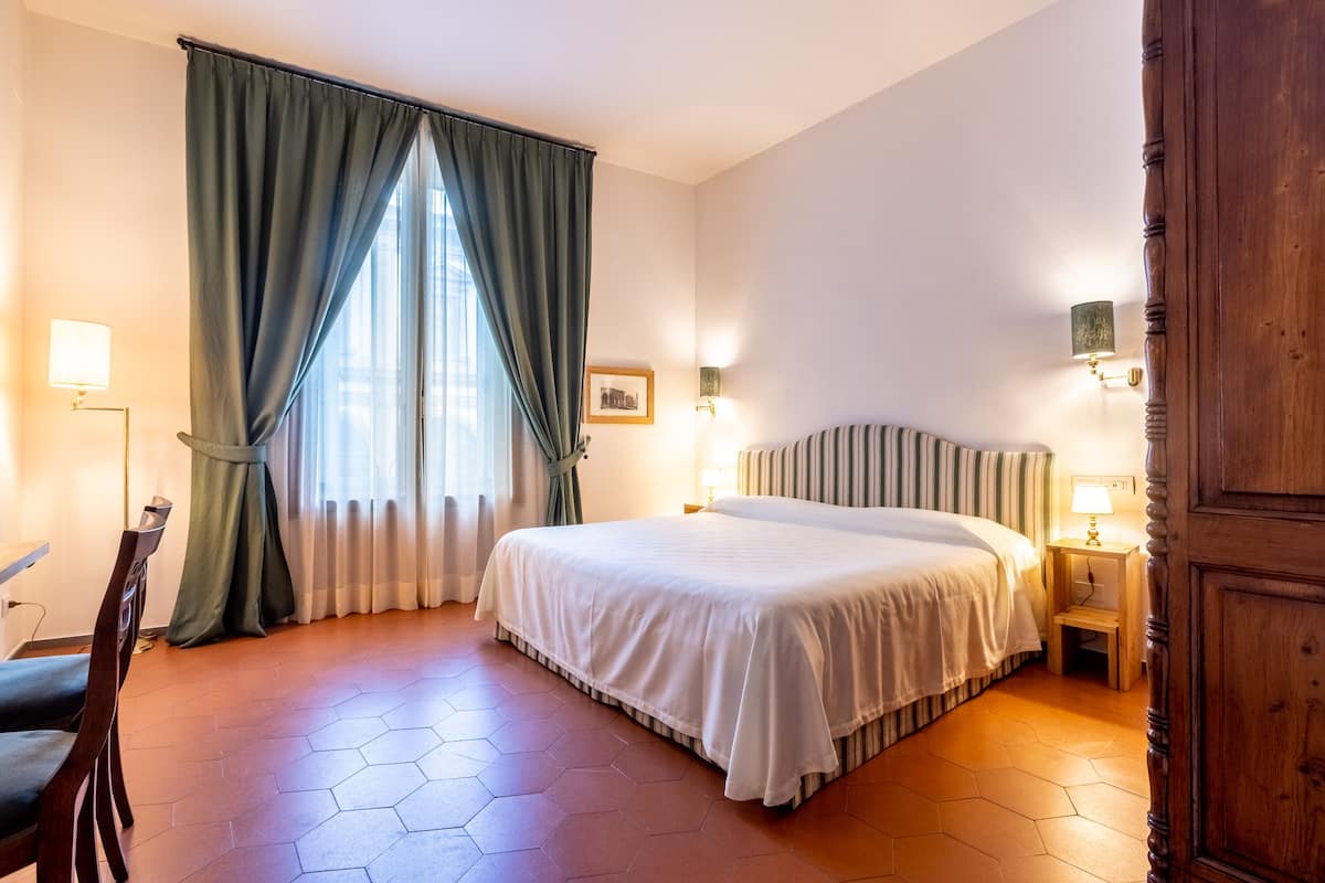 Matelas mémoire de forme, minibar, coffres-forts dans les chambres