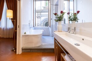 Suite studio | Salle de bain | Articles de toilette (gratuits), séchoir à cheveux, bidet