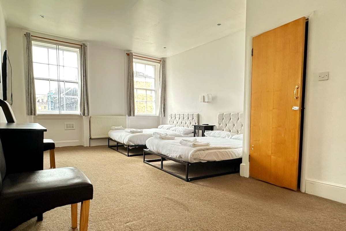 Standard fyrbÀddsrum - 2 dubbelsÀngar | Skrivbord och sÀngklÀder