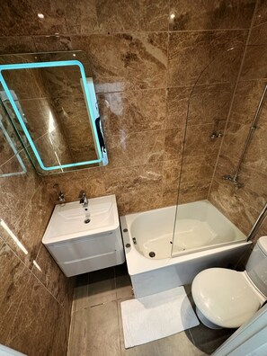 Dobbeltrom – standard, 1 dobbeltseng | Bad | Toalettartikler (inkludert), håndklær, såpe og sjampo