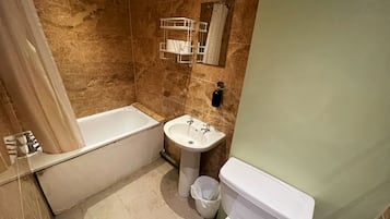 Standardværelse til 4 personer - 2 dobbeltsenge | Badeværelse | Gratis toiletartikler, håndklæder, Sæbe, Shampoo
