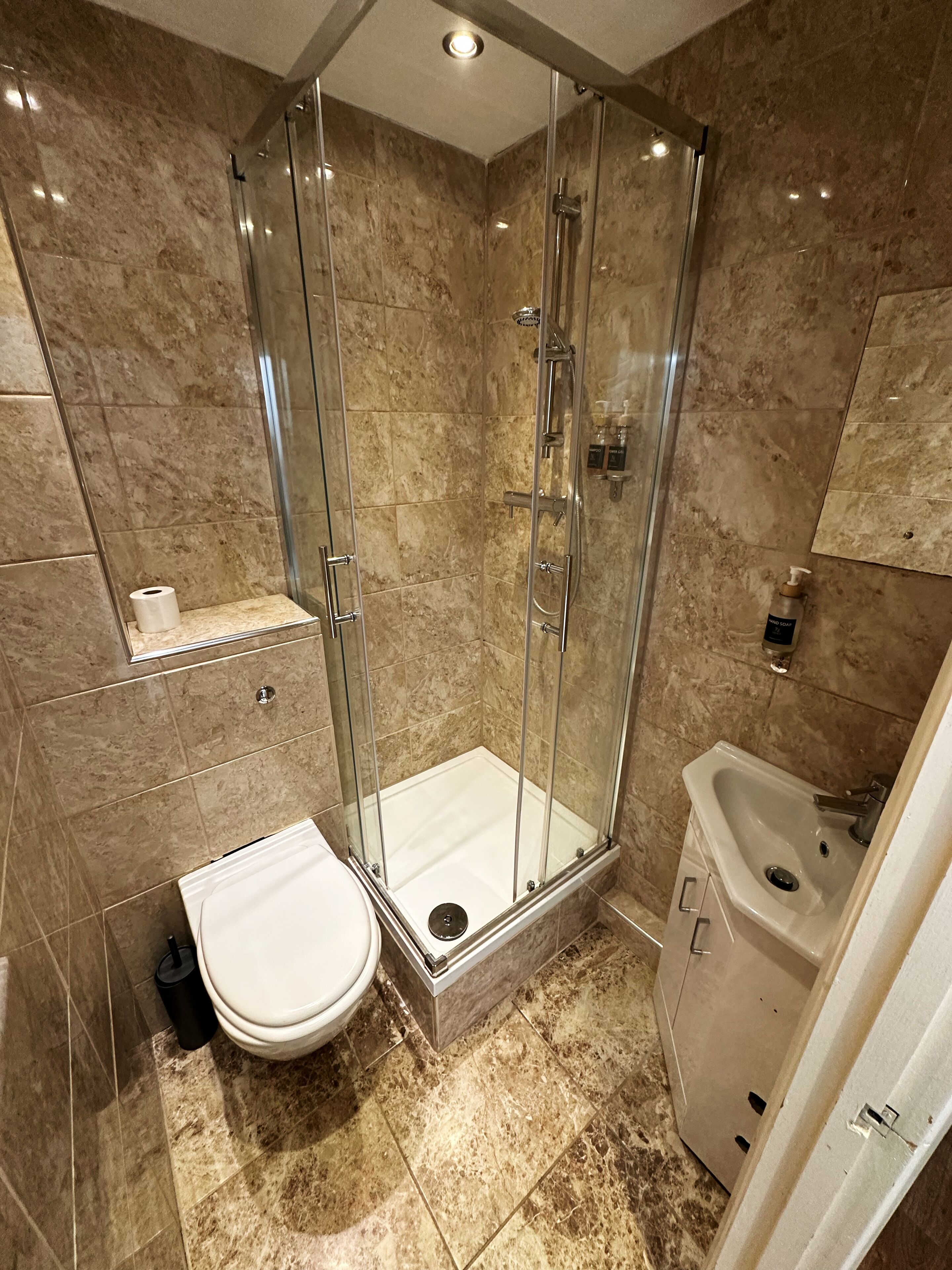 Phòng đơn Tiêu chuẩn, 1 giường đơn | Phòng tắm | Đồ dùng nhà tắm miễn phí, khăn tắm, xà phòng, dầu gội 