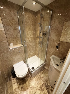 Habitación individual estándar, 1 cama individual | Baño | Artículos de higiene personal gratuitos, toallas, jabón y champú