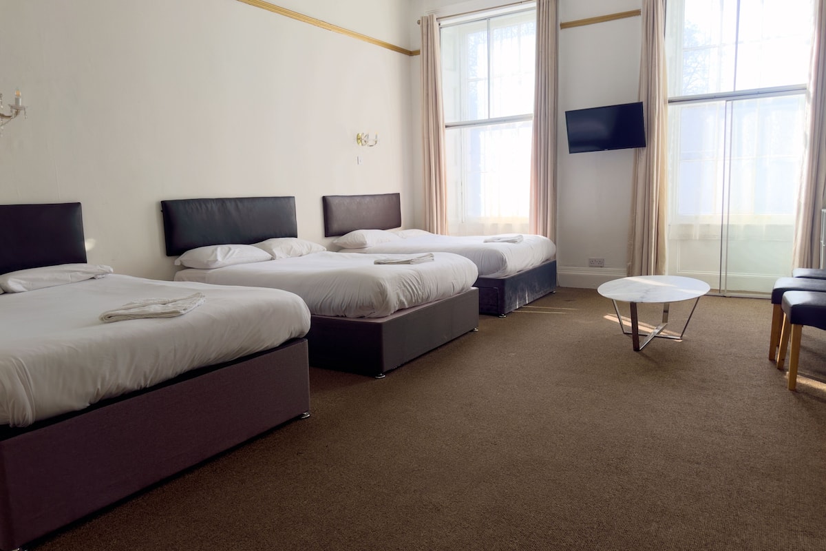 Familjerum - flera sÀngar (Deluxe) | Skrivbord och sÀngklÀder