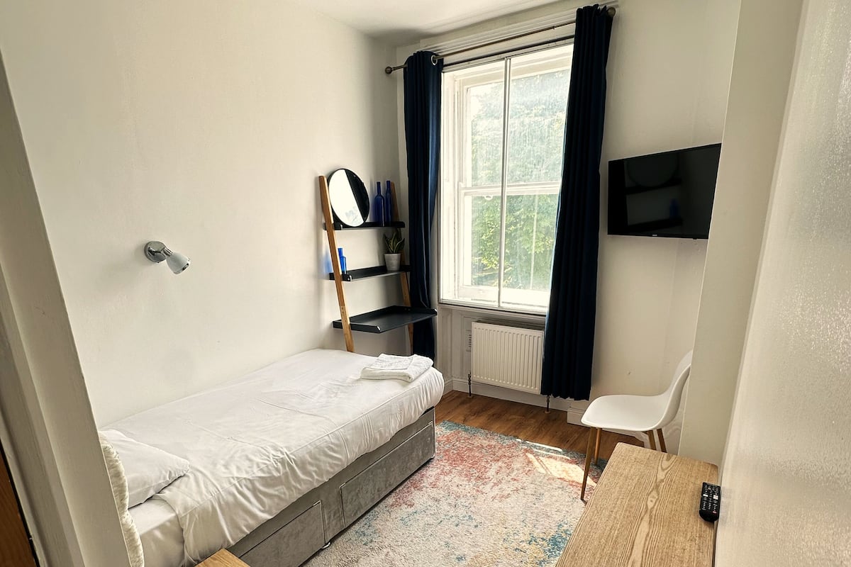1 bedroom, desk, bed sheets