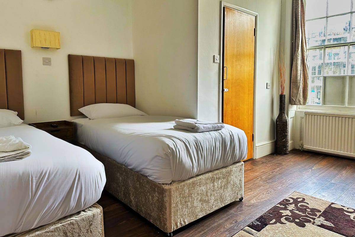 Standard tvÄbÀddsrum - 2 enkelsÀngar | Skrivbord och sÀngklÀder