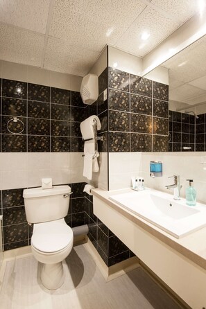 وحدات دش مع أحواض استحمام، مجففات شعر، مناشف