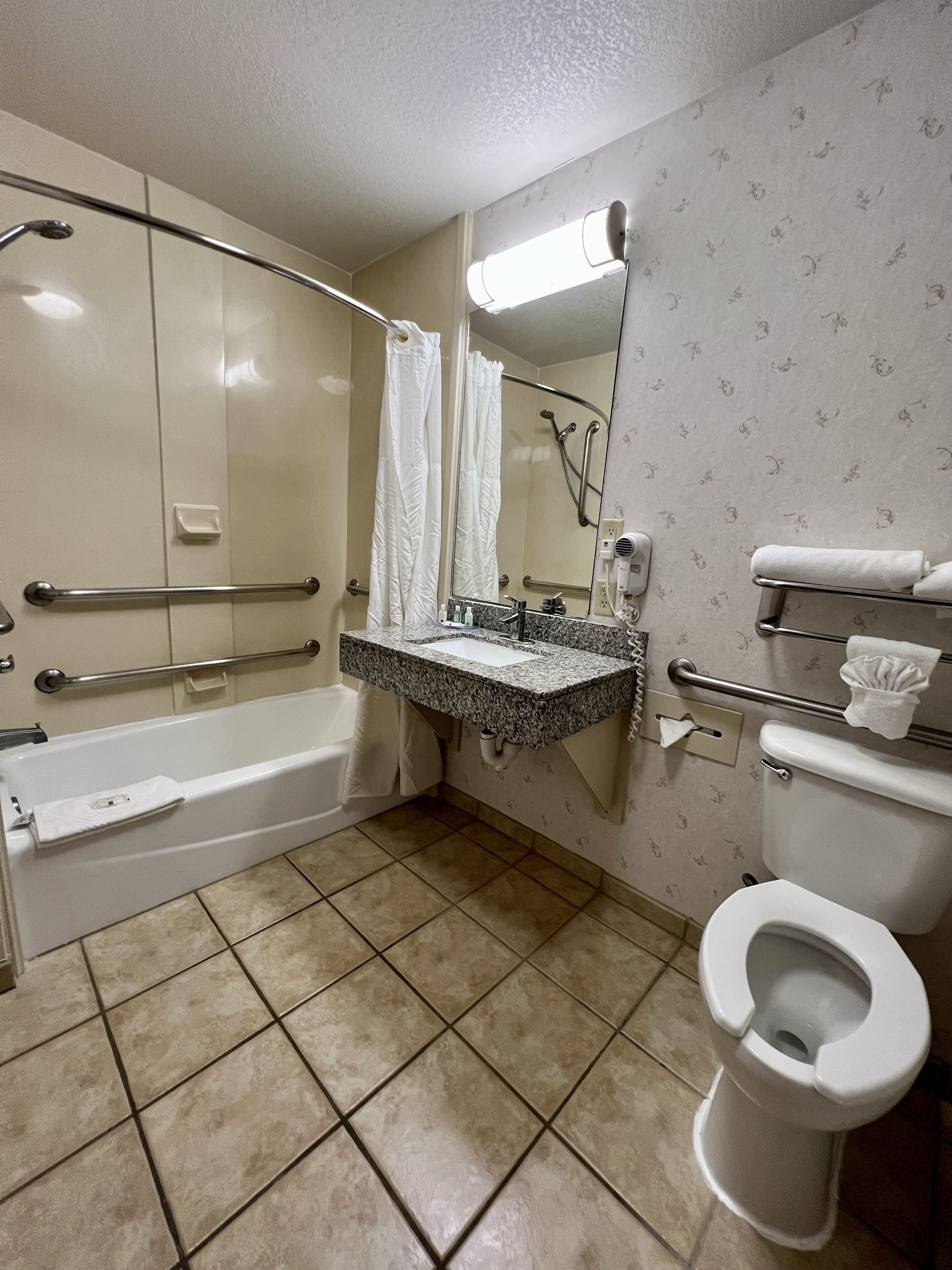 combined shower/bathtub, hair dryer, towels