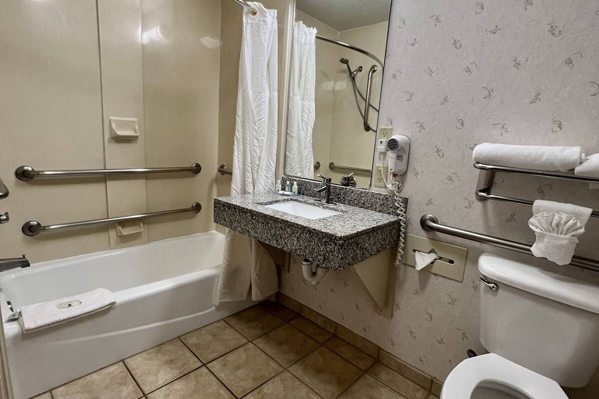 combined shower/bathtub, hair dryer, towels