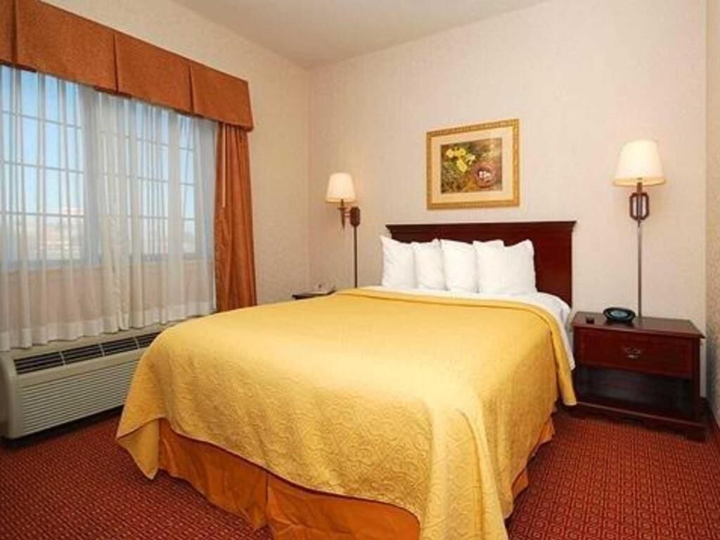 Premium bedding, in-room safe, desk, laptop workspace