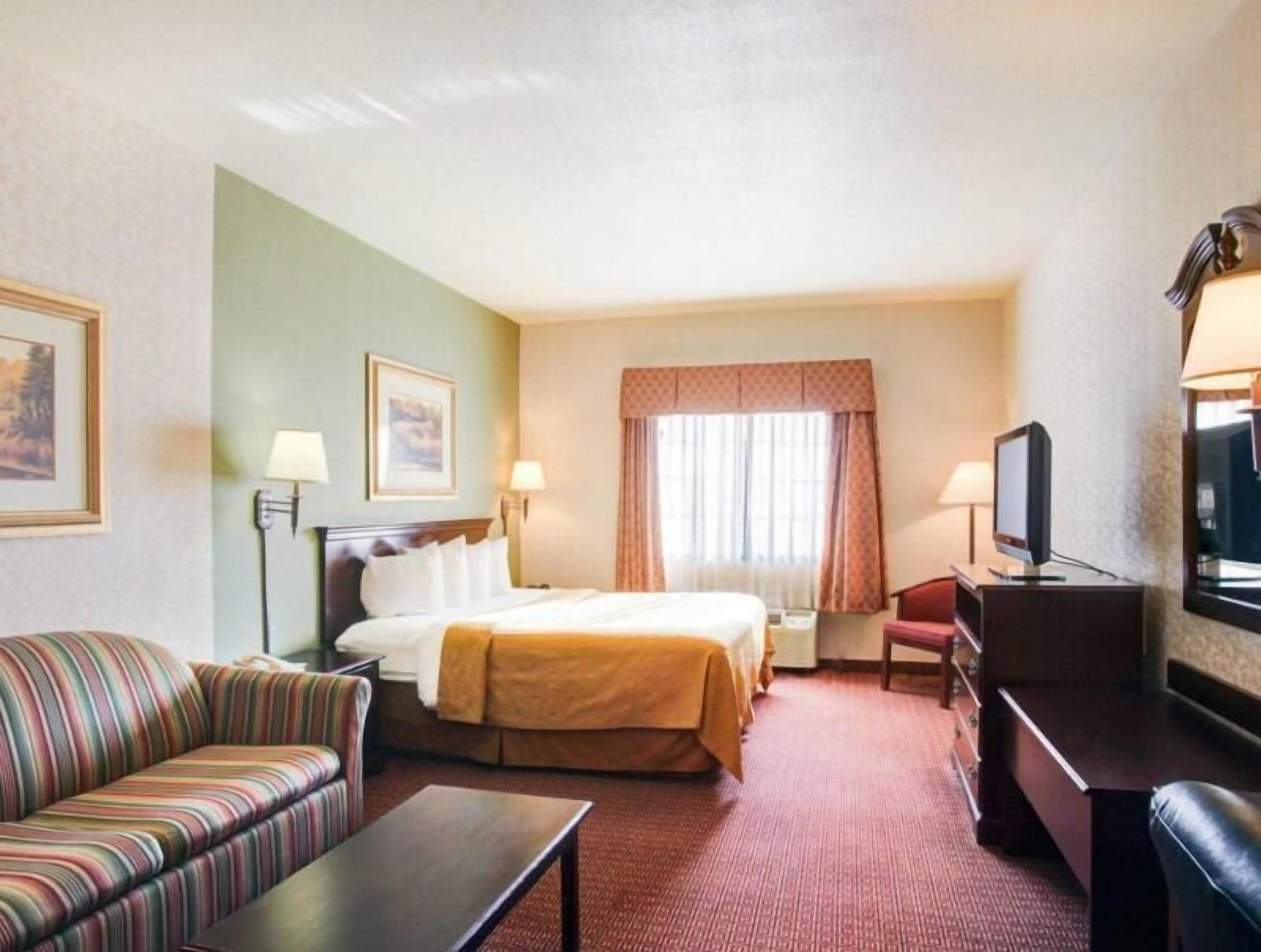 Premium bedding, in-room safe, desk, laptop workspace