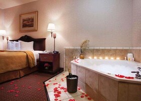 Ropa de cama de alta calidad y caja de seguridad en la habitación 