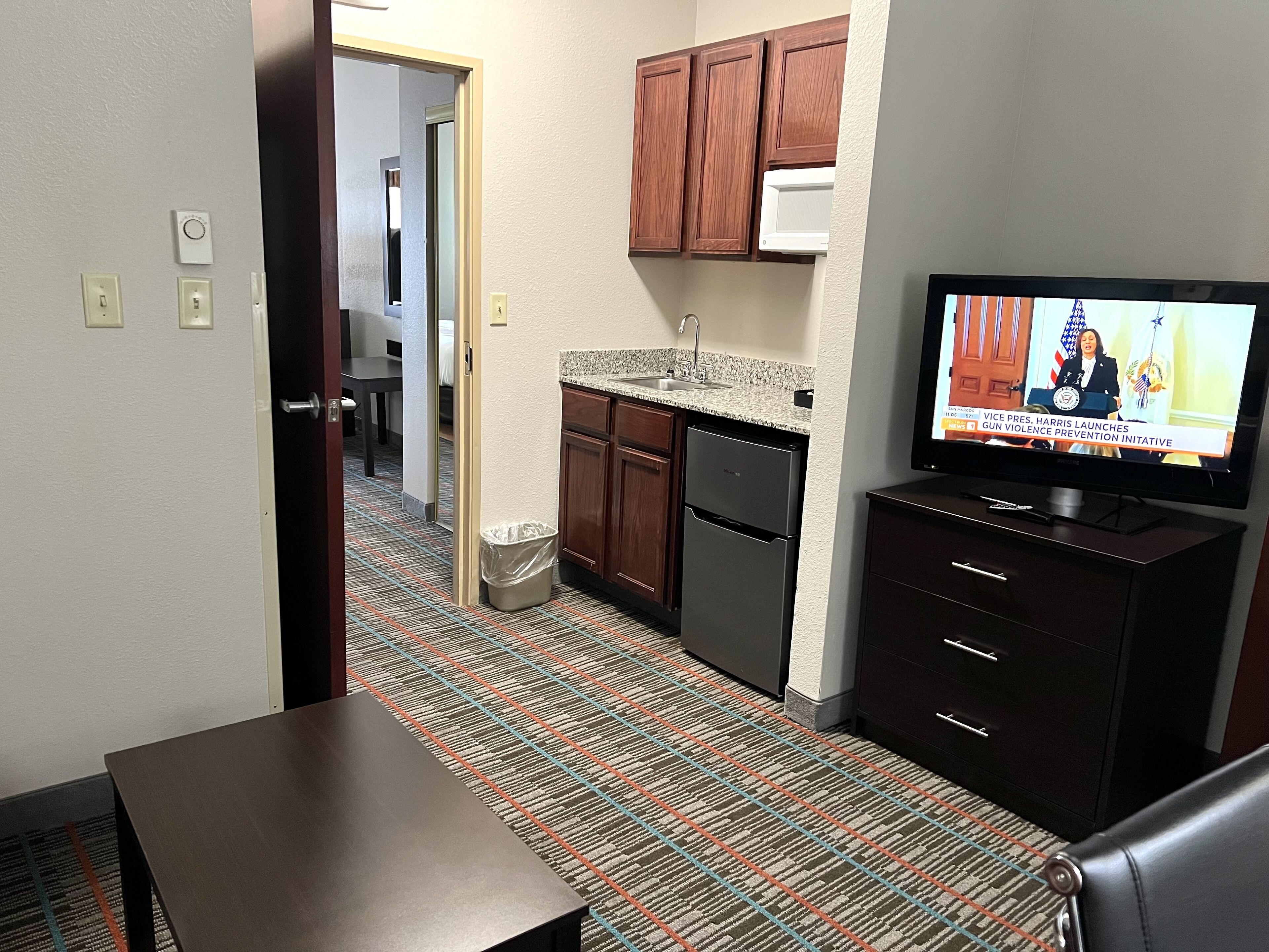 32-inch lcd tv with digital channels, tv, pay films