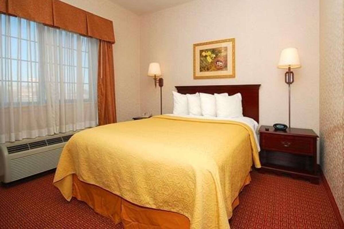 Suite, 1 Tempat Tidur Queen dengan tempat tidur Sofa, akses difabel, Bebas Asap Rokok (Promotional) | Seprai premium, brankas, meja kerja, dan ruang kerja ramah laptop