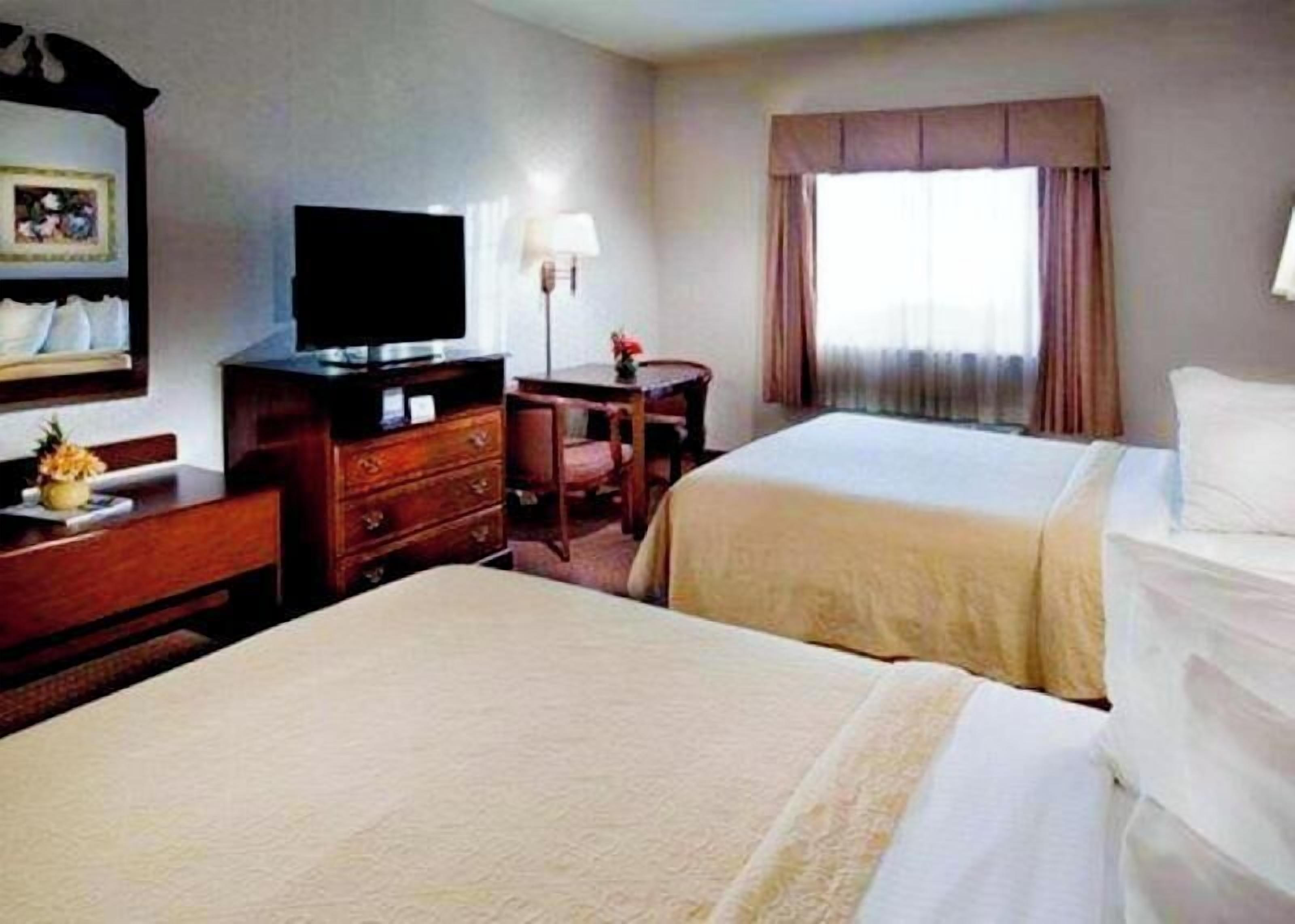 Premium bedding, in-room safe, desk, laptop workspace