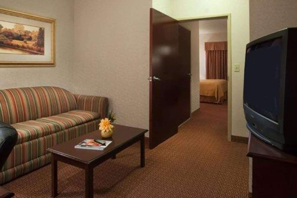 Suite empresarial, para no fumadores | Ropa de cama de alta calidad y caja de seguridad en la habitación