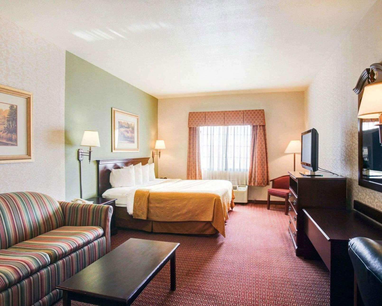 Premium bedding, in-room safe, desk, laptop workspace