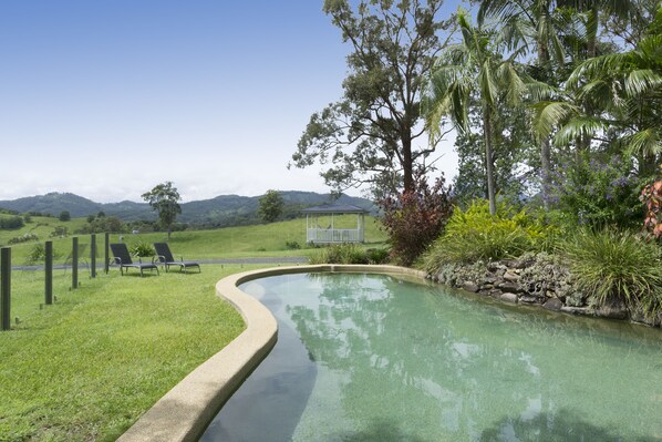 Piscine extérieure, chaises longues