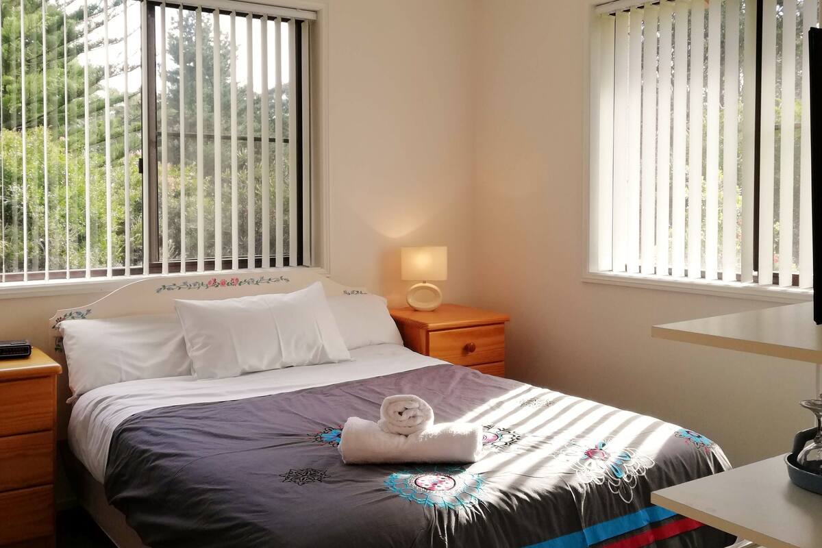Economy-Doppelzimmer, 1 Schlafzimmer, eigenes Bad, Gartenblick | Individuell eingerichtet, Bügeleisen/Bügelbrett, kostenloses WLAN