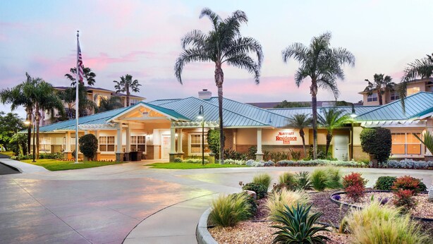 A Marriott Residence Inn with a covered entrance, palm trees, and landscaped gardens. - Residence Inn by Marriott Cypress Los Alamitos (Los Alamitos)