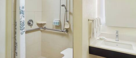 Ein Badezimmer mit Dusche, Waschbecken und Toilette.