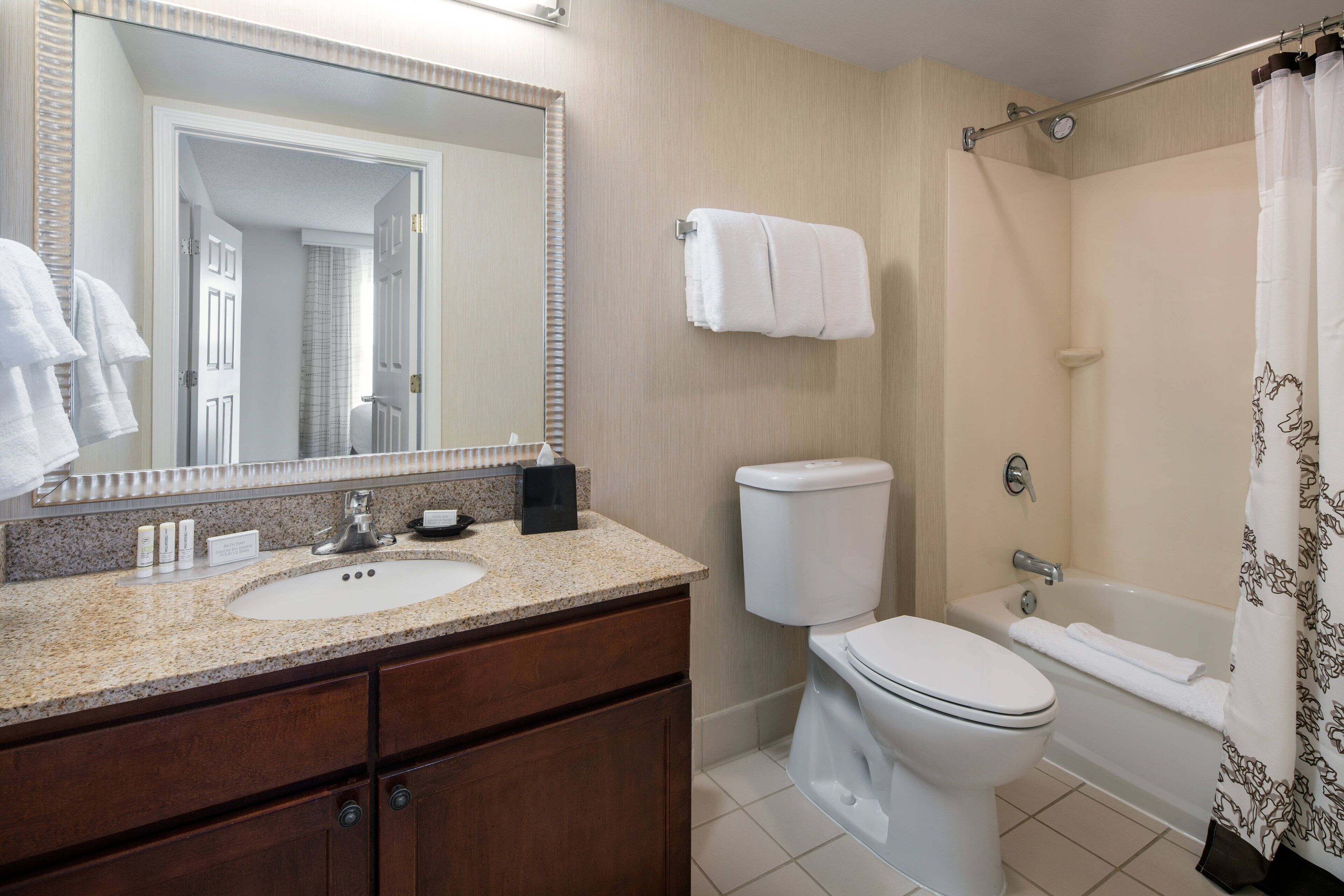 suite, 2 bedrooms, non smoking | bathroom | combined shower/bathtub, free toiletries, hair dryer, towels