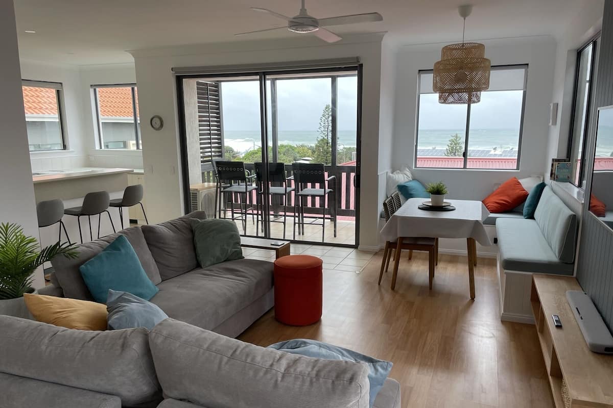 Departamento, 2 habitaciones, vista al océano | Área de sala de estar | Televisión de pantalla plana de 68 cm con canales digitales
