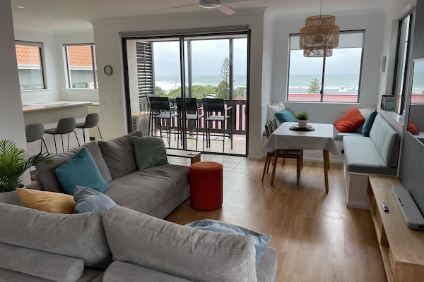 Apartment, 2 Bedrooms, Ocean View | Living area