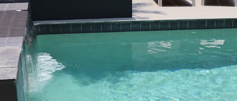 Piscine extérieure, chaises longues